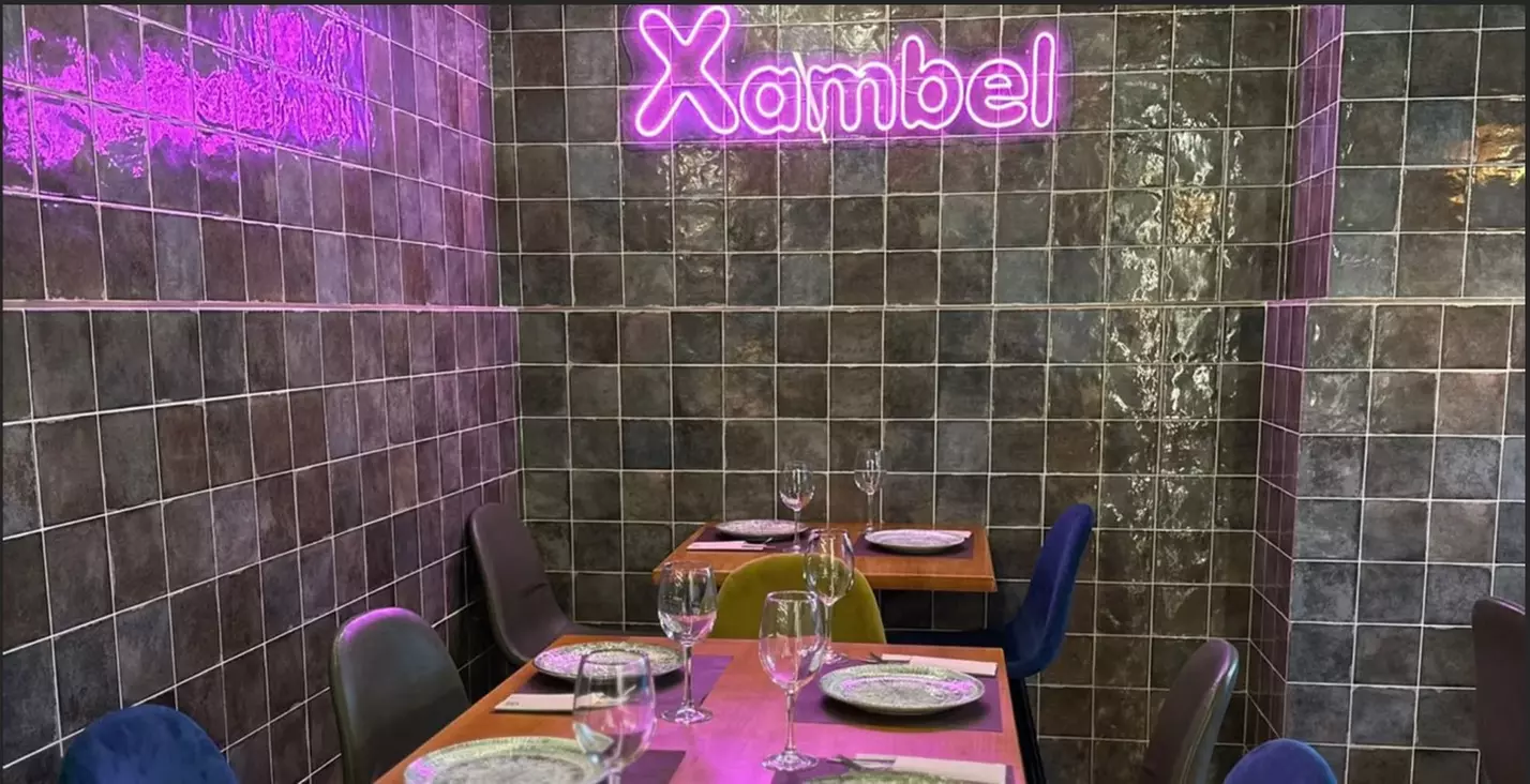 Menú para 2 o 4 con entrantes, principales, postres y bebidas