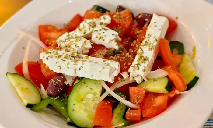 Degusta especialidades griegas: menú griego para 2 o 4 personas