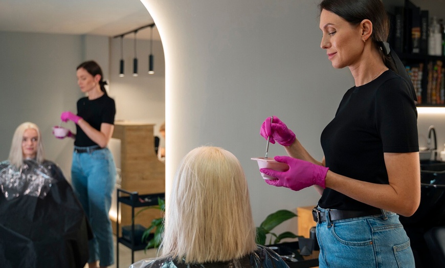 Image 8: Cambia de look con un corte, secado, tinte de raíz, mechas o ambas