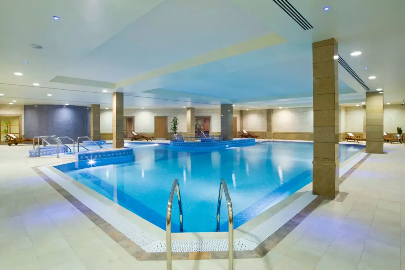 ✈ 8-Day Dublin & London Vacation with Air from Great Value Vacations