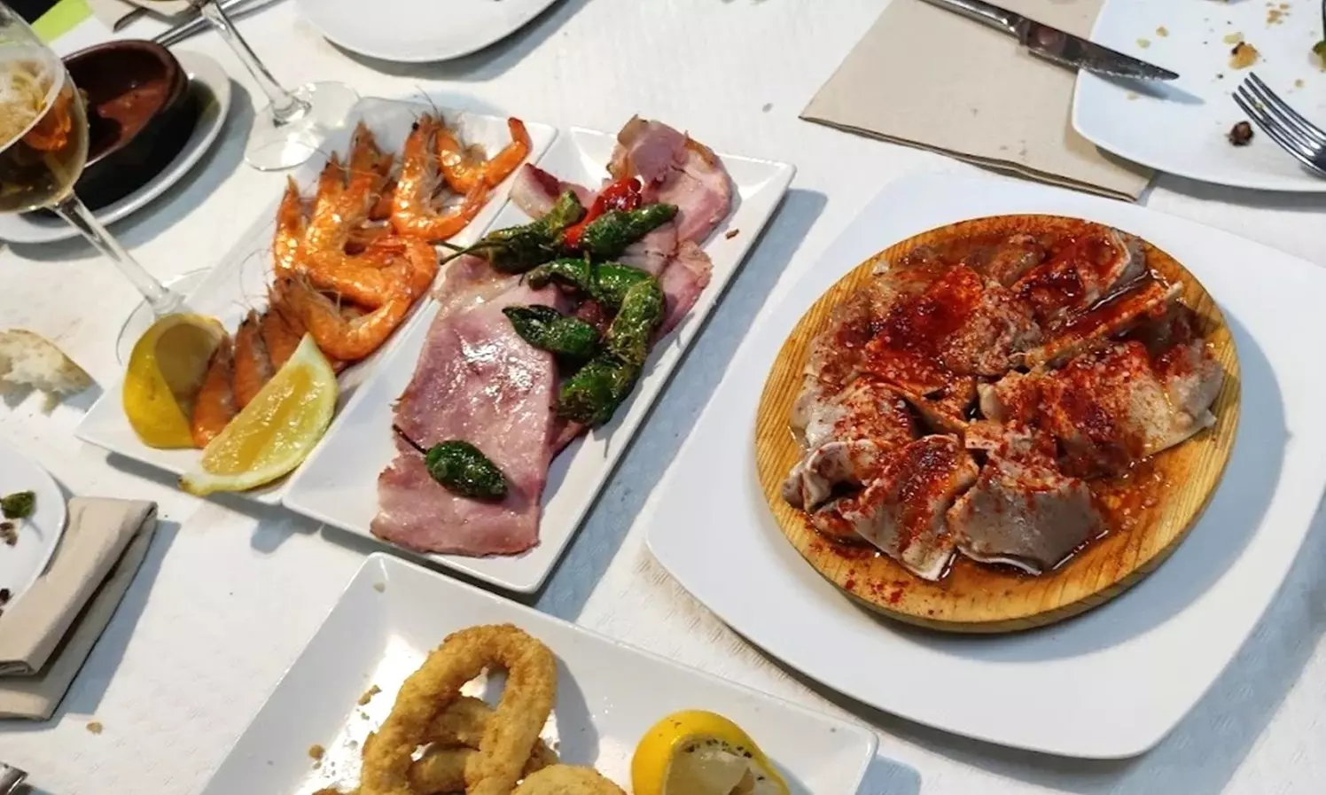 Menú con 6 raciones, postres y botella de vino para hasta 5 personas