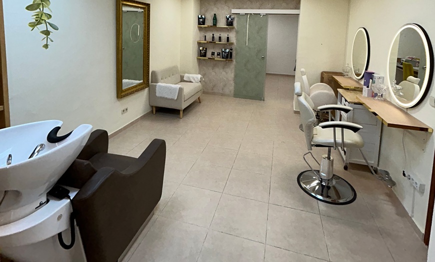 Image 3: Sesión de peluquería a elegir para media melena