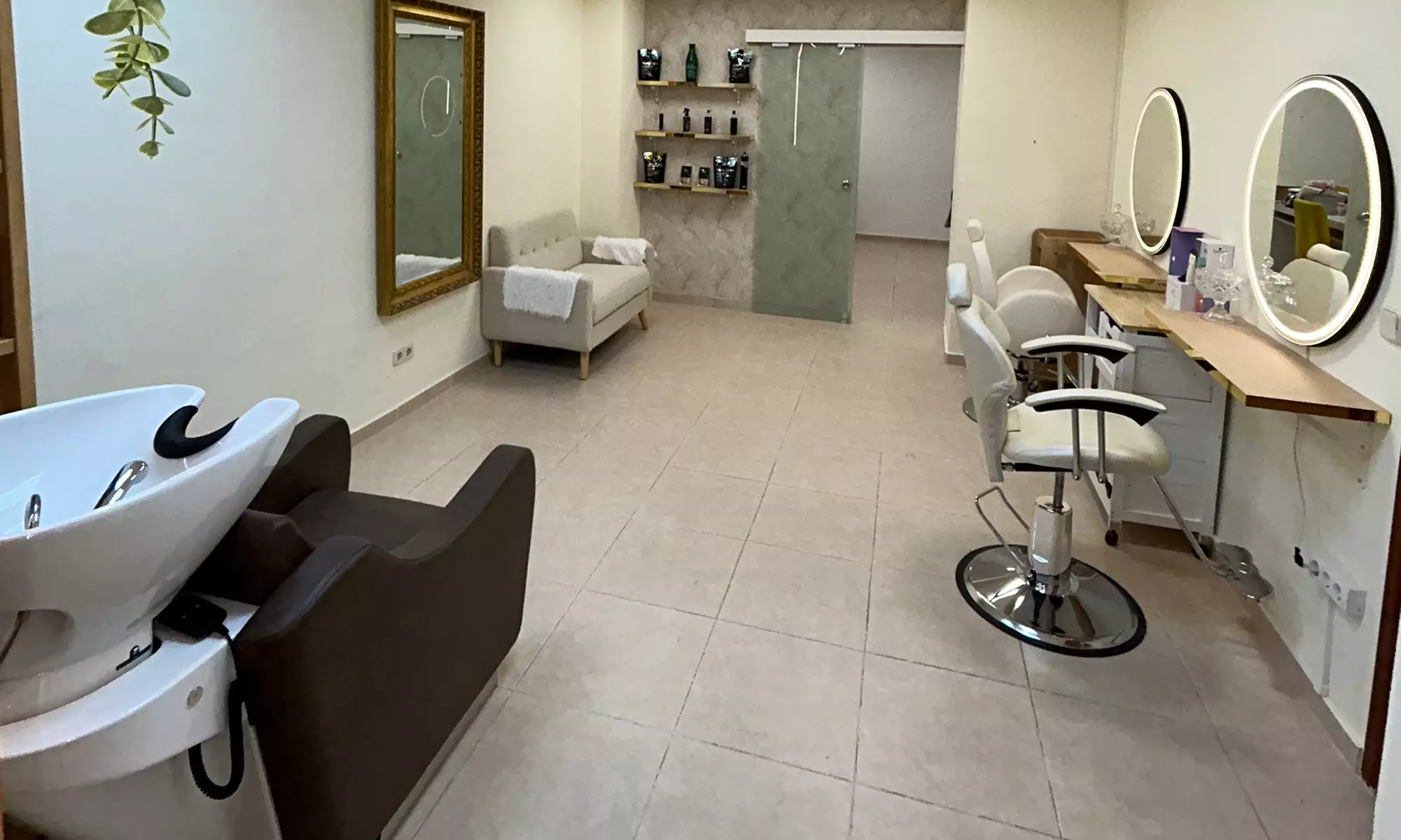 Sesión de peluquería con corte de pelo y opción a tinte o mechas