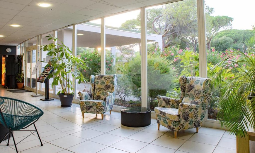 Image 9: Fréjus : séjour en appartement 1 chambre, accès piscine, PDJ en option