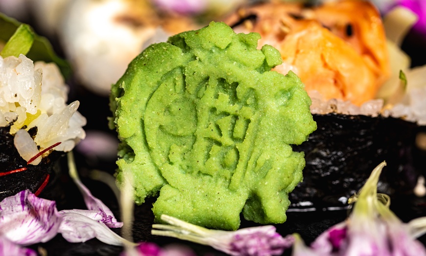 Image 5: Różnorodne zestawy sushi: surowe, pieczone, wegetariańskie, imprezowe