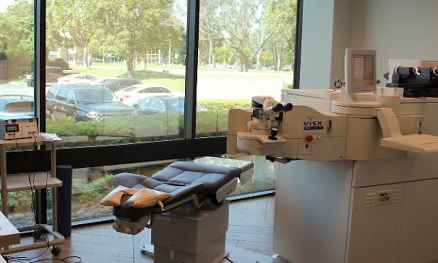 Image 3: Enhance Your Beauty with 20 or 40 Units of Jeuveau Injections