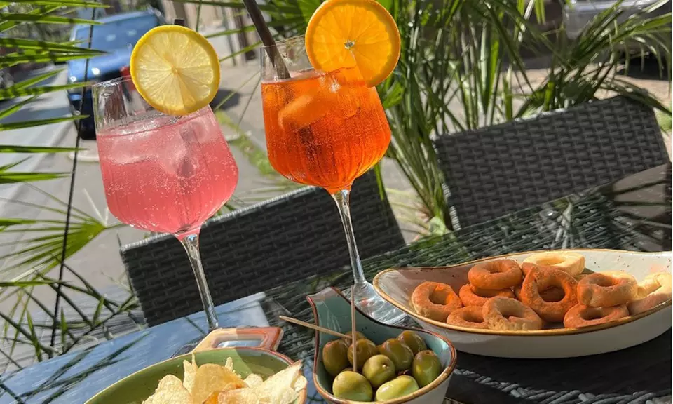 Cocktail nach Wahl inkl. Aperitivo Snacks für 2, 4 oder 6 Personen