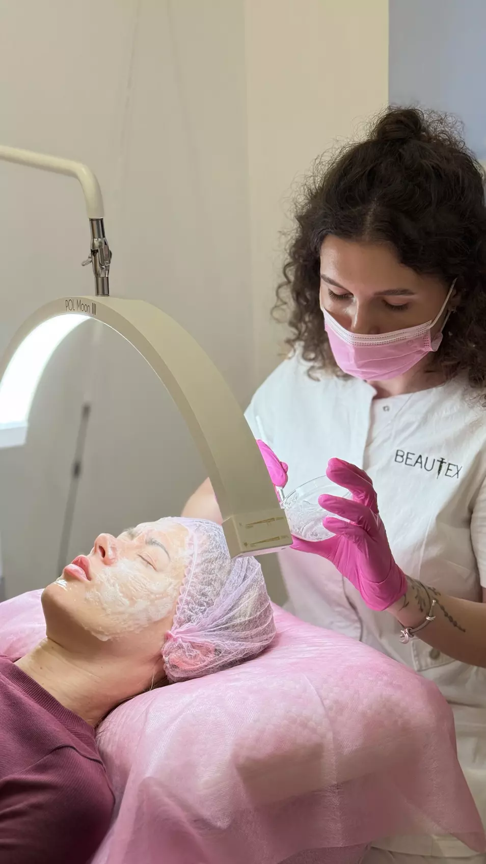 Oczyszczanie twarzy: manualne lub kombinowane z peelingiem