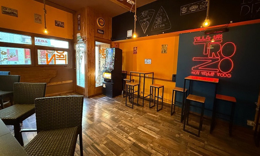 Image 18: Menú de pizza artesanal con entrante, postre y bebida para 2 o 4