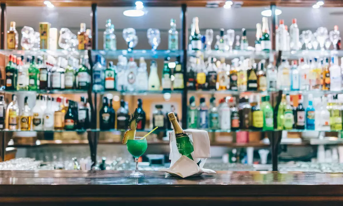 Cena para 2 o 4 personas con bebida ilimitada y cóctel en hotel 5*