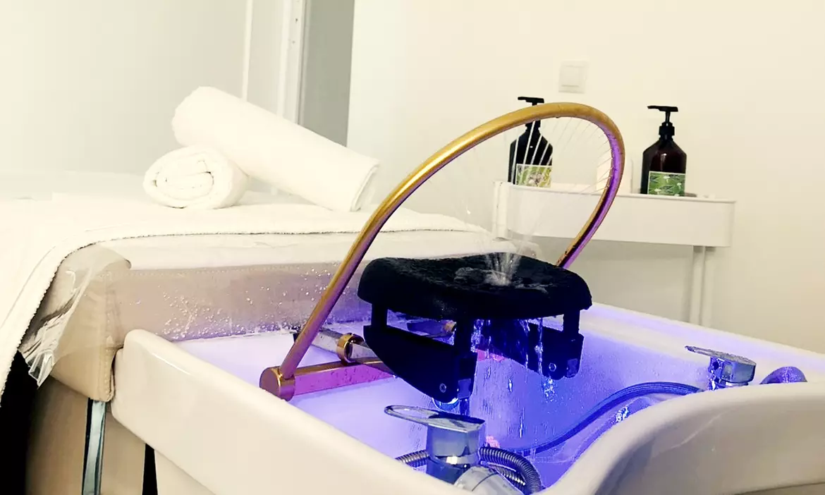 Renueva tu melena con un head spa de 70 o 90 minutos con bebida y masaje facial o presoterapia corporal para 1 persona - Second Medium