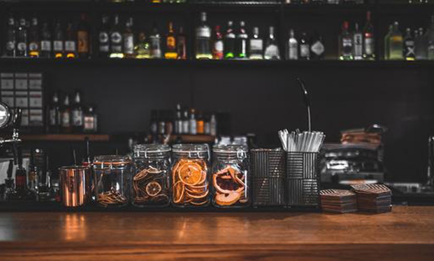 Image 3: Cocktail nach Wahl inkl. Knabberzeug für bis zu 4 Personen