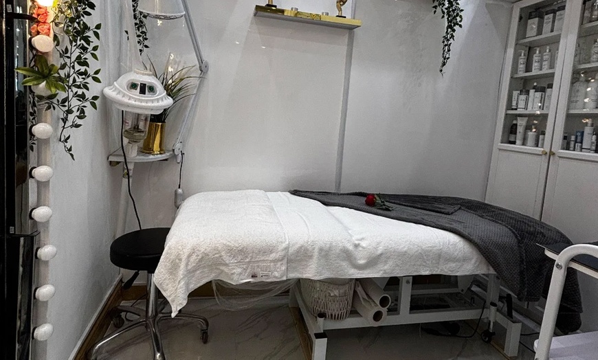 Image 2: Sun-Kissed Glow: One In-Booth Spray Tan with Minetan Body Skin