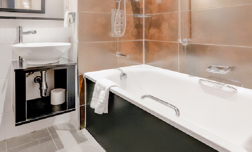 Image 7: Dundee: Elegant 4* Stay with Breakfast & Dinner