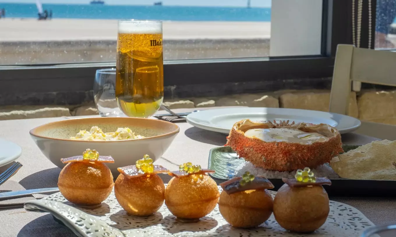 Comilona frente al mar: menú mediterráneo La Ferrera para 2 o 4 pax.