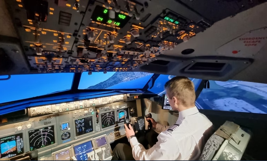 Image 9: Flight Simulator Experience at SimAir737