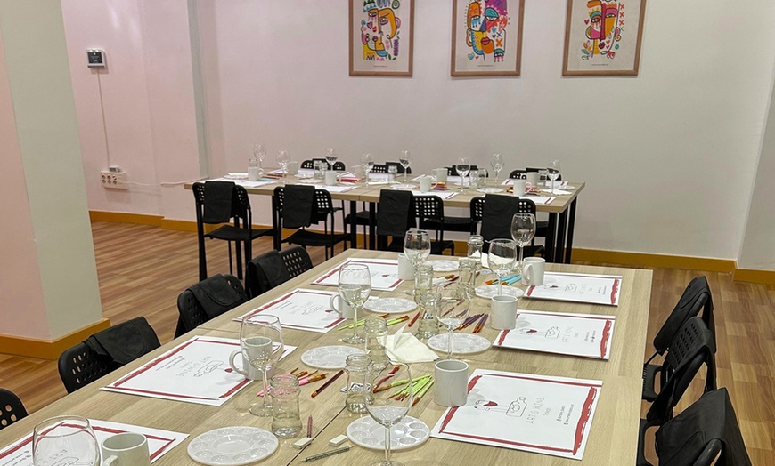 Image 13: Taller de pintura en cerámica o velas con barra de libre de vino