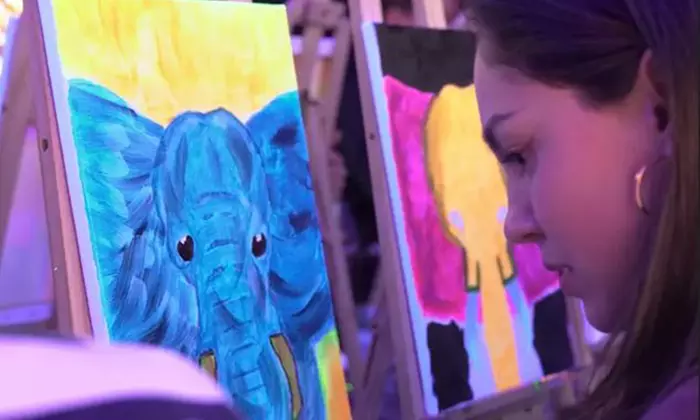 Taller de pintura con luces neón, música y vino ilimitado