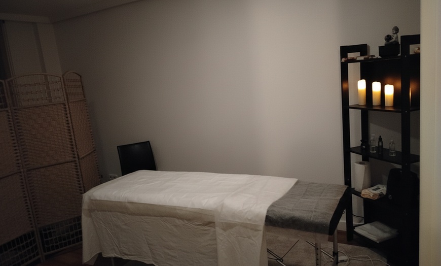 Image 2: Masaje descontracturante o relajante de 30, 45 o 60 minutos para 1