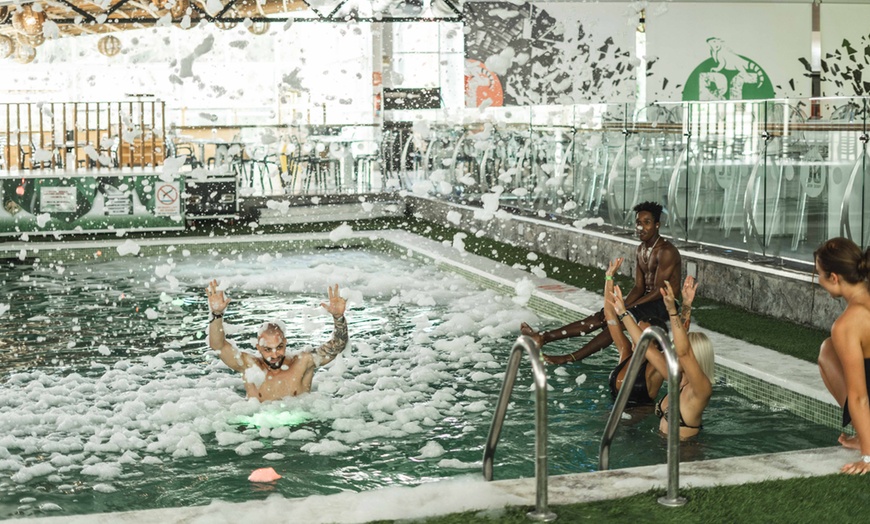 Image 5: Acceso a resort con fiesta, DJ, gogós, pool party y consumiciones