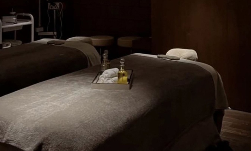 Image 17: Masajes y rituales con aceites, infusión o vino  