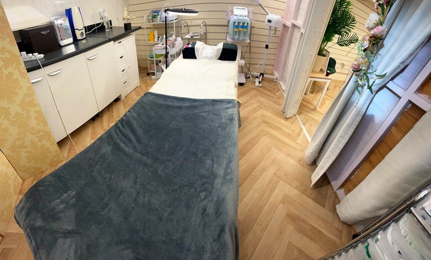 Image 2: One or Two Full Set of Russian Eyelash Extensions