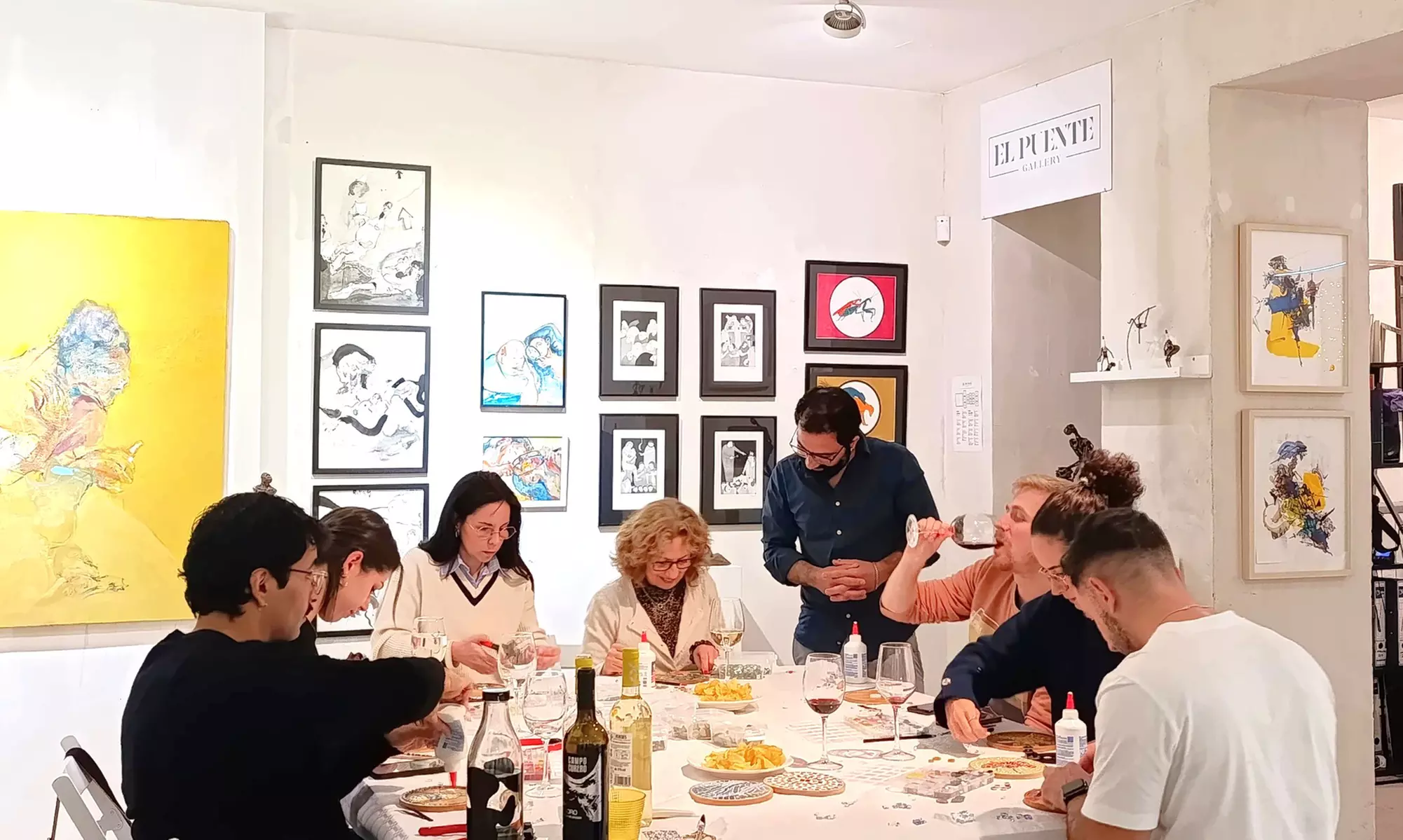 Taller de posavasos de mosaico en galería de arte en Madrid centro