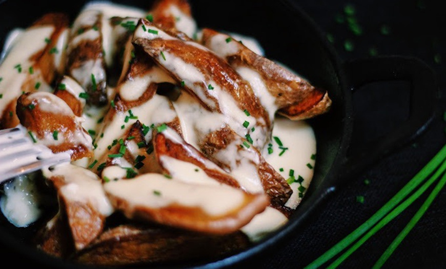 Image 2: Menú para 2 o 4 personas con opción a botella de vino
