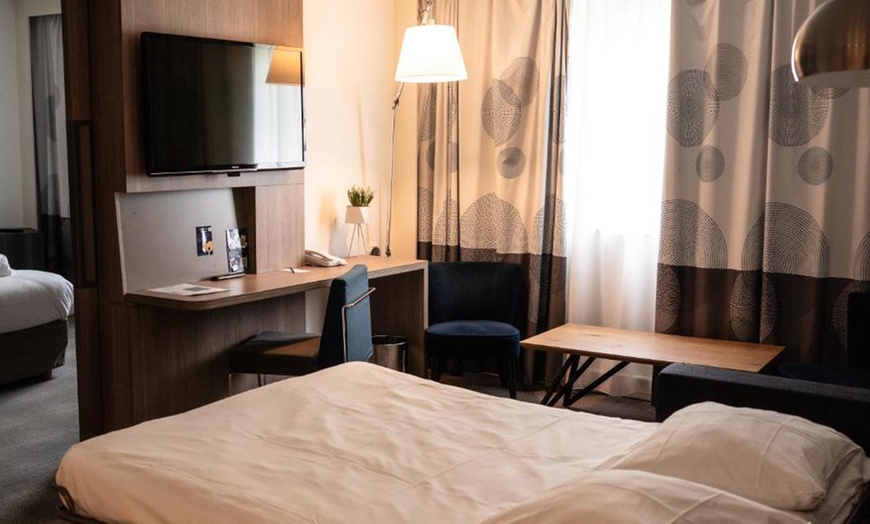 Image 4: Proche Fontainebleau en 4* : chambre double avec pdj et spa