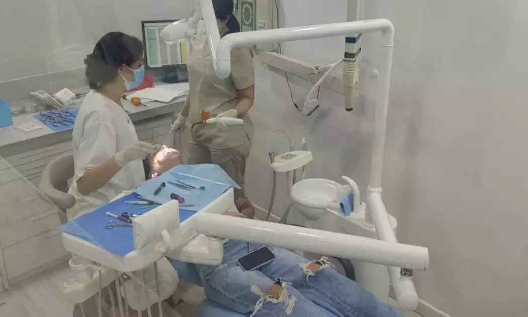 Limpieza bucal con revisión y opción a blanqueamiento dental led