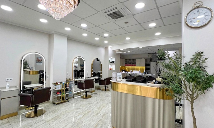 Image 2: Haarschnitt, Ansatzfarbe oder intensive Repair-Haarkur für 1 Person