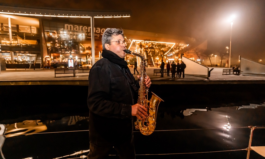 Image 14: Salida nocturna en catamarán con música en vivo para hasta 4 personas