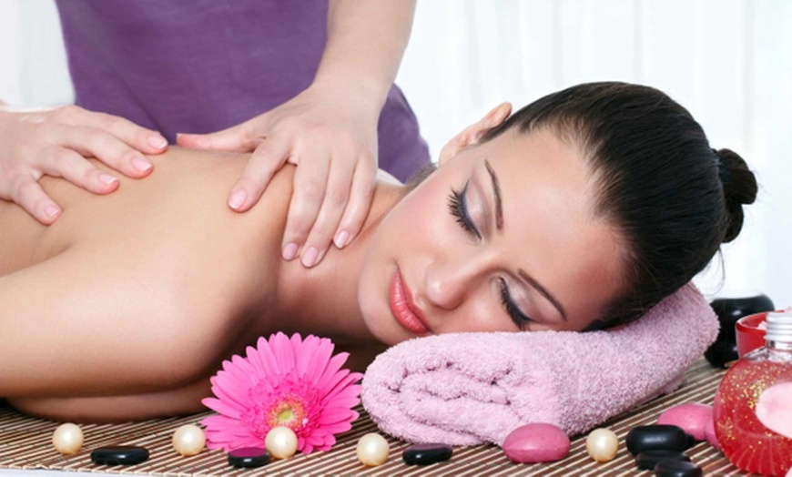 Image 2: Modelage californien et pierres chaudes à Toulon