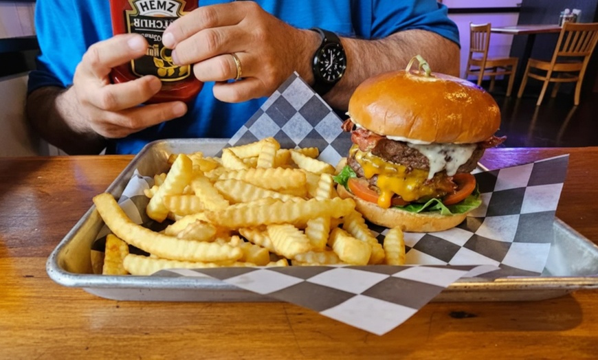 Image 2: Enjoy a 1 or 2 Smashburger + 1 or 4 Sides + 1 or 2 Desserts 