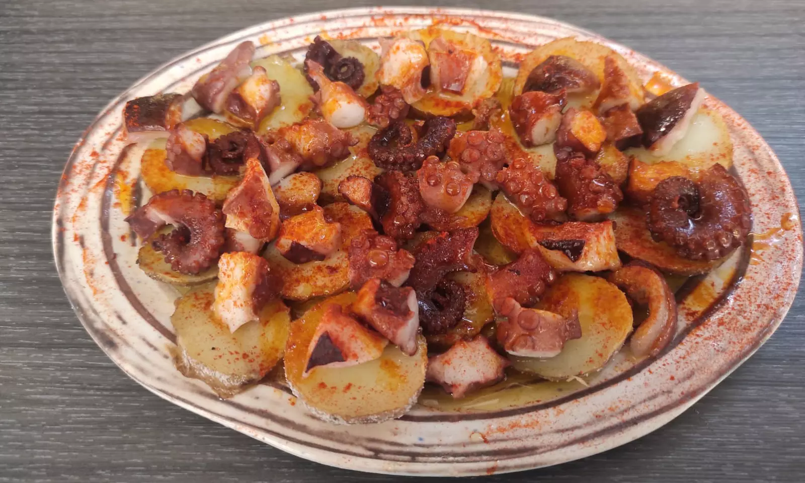 Menú mediterráneo para 2 o 4 con postre y opción a botella de vino