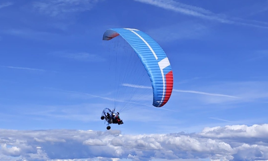 Image 1: Vuelo en paramotor de 20 minutos para 1 o 2 personas con fotos