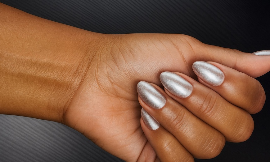 Image 4: Pose de vernis classique ou semi-permanent sur mains et/ou pieds