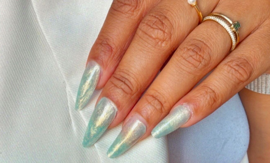 Image 5: Manicura y/o pedicura o primera puesta de uñas con soft gel