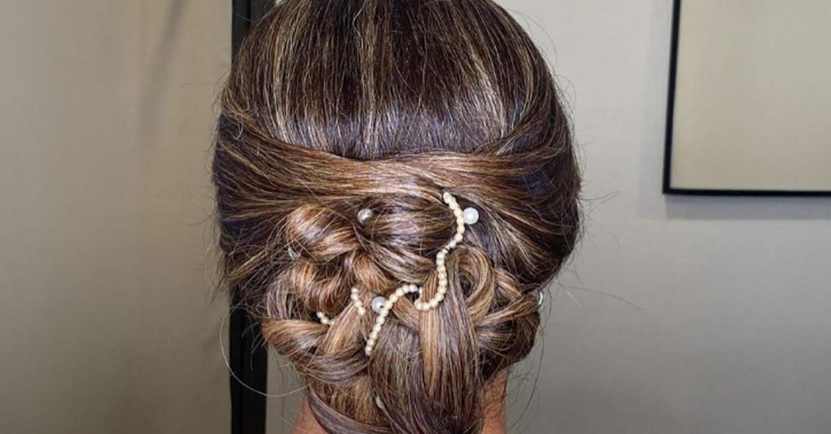 Servicio de peluquería con opción de tinte de raíz o mechas en Madrid