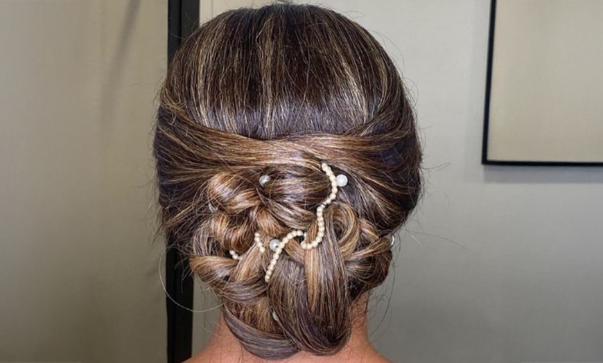 Image 1: Sesión de peluquería completa con opción a tinte de raíz o mechas