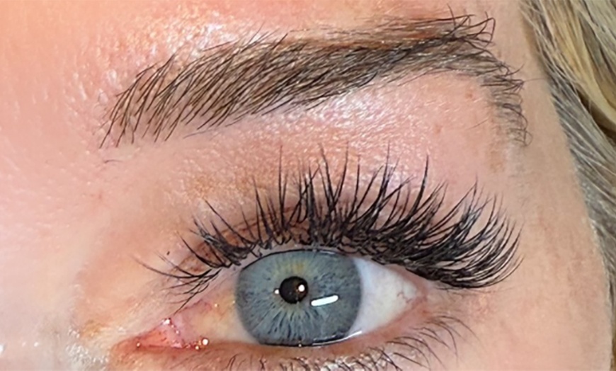 Image 2: Classic Full Set Eyelash Extensions