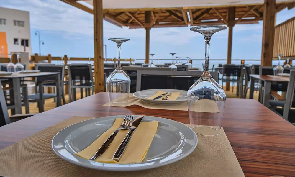 Menú Mediterráneo para 2 con entrante, principales, postres y bebidas