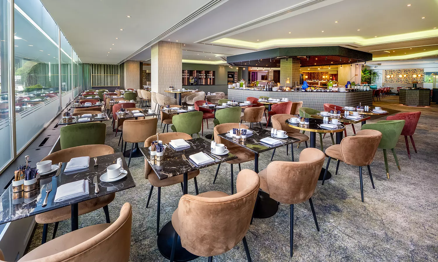 Großes Frühstücksbuffet inkl. Heißgetränken, Säften & Sekt