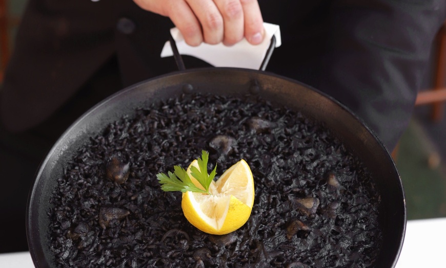 Image 9: Menú tradicional español con opción a botella de vino para 2 o 4