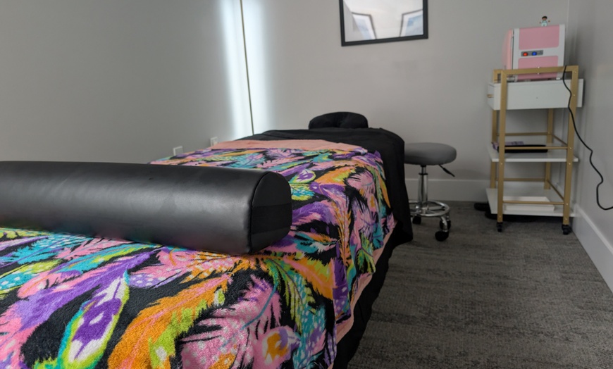 Image 2: 60- or 90-Minute Swedish Massage with Aromatherapy & Towel Therapy