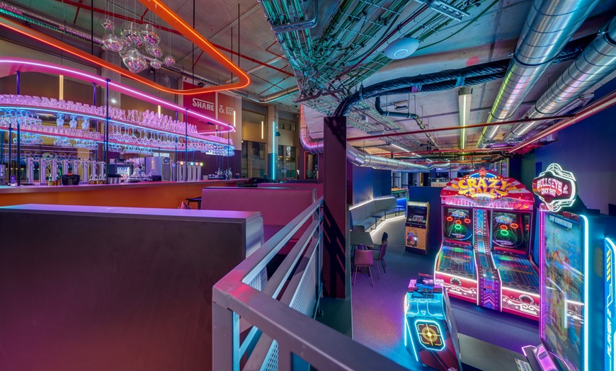 Image 3: Plaisir pour tous : mini-golf, fléchettes, shuffleboard ou color fun