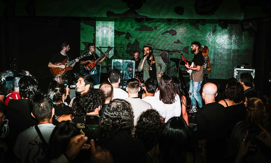 Image 8: Menú de picoteo con show de música en directo para 2 o 4 personas