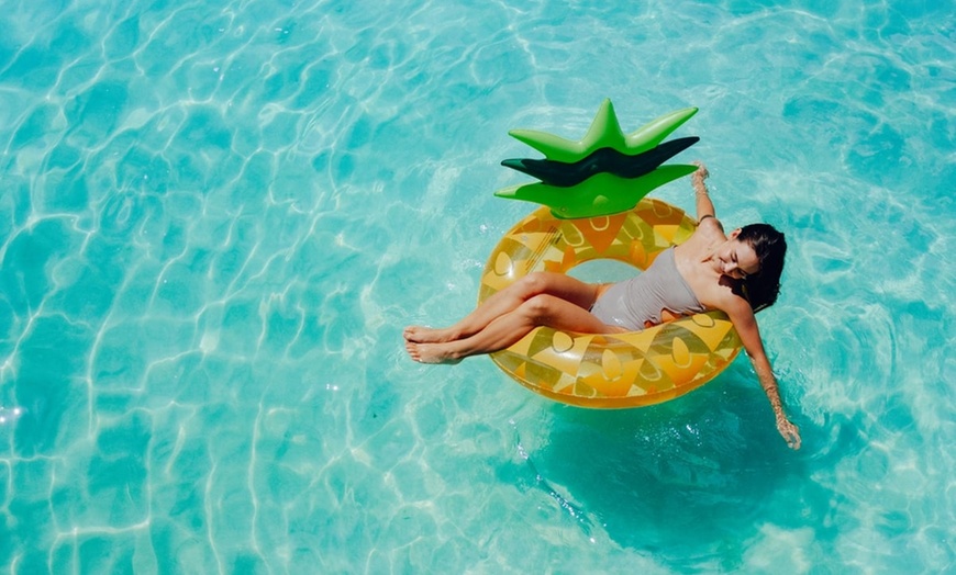 Image 4: Steps from Waikiki Beach and Free Surf-Board Credits Each Day