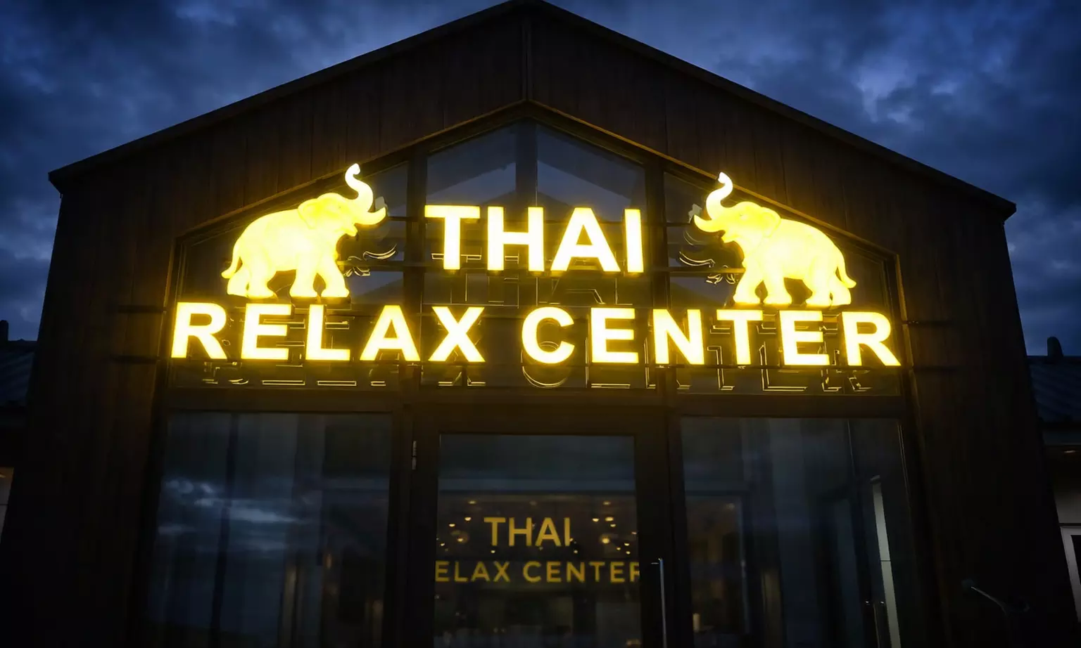 Tradycyjne masaże tajskie: olejkowy, masaż pleców oraz głowy i więcej