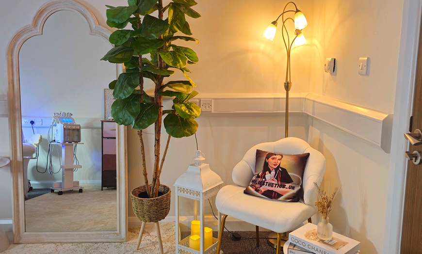 Image 2: 1 or 3 60-Minute Luxury HydraFacial with LED Mask